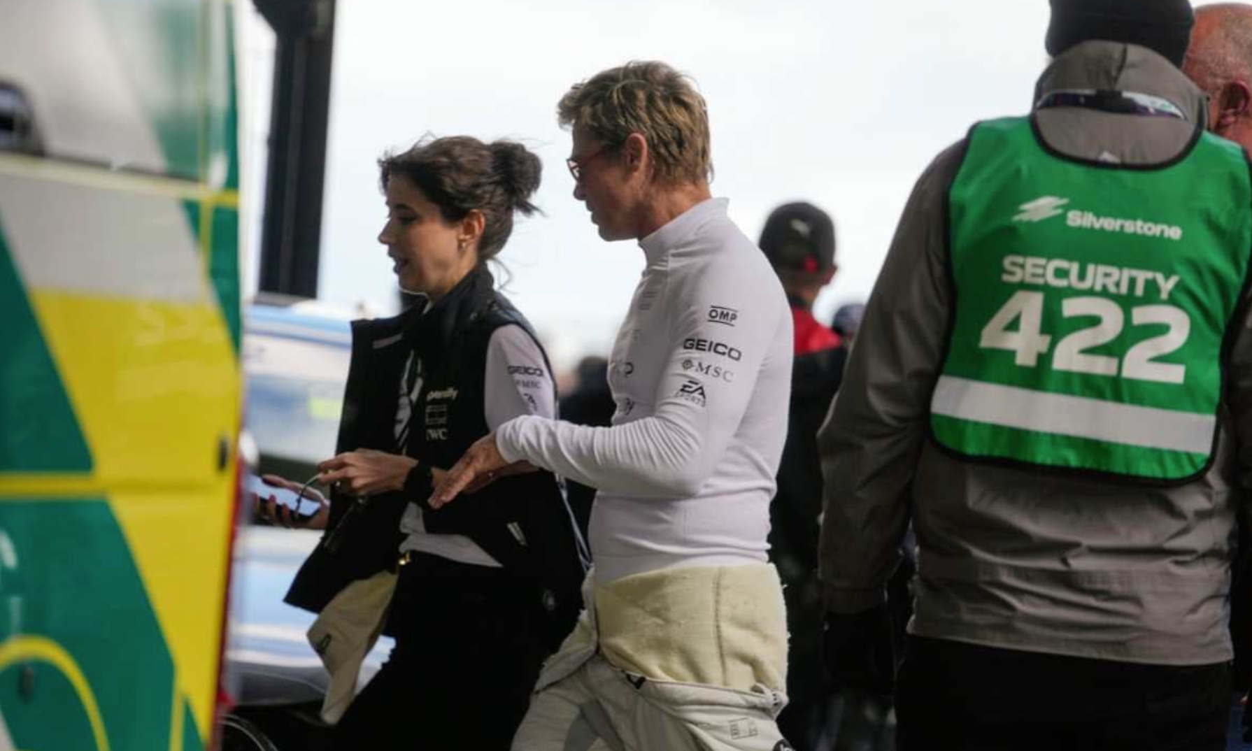 Brad Pitt le roba cámara a Checo Pérez